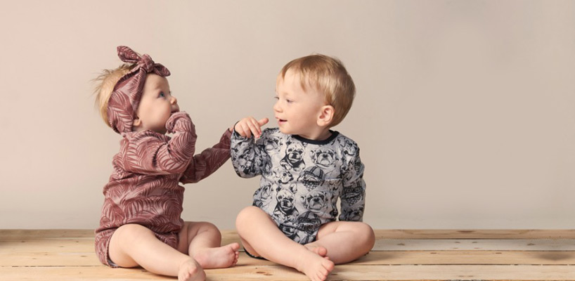 to babyer sidder på gulvet