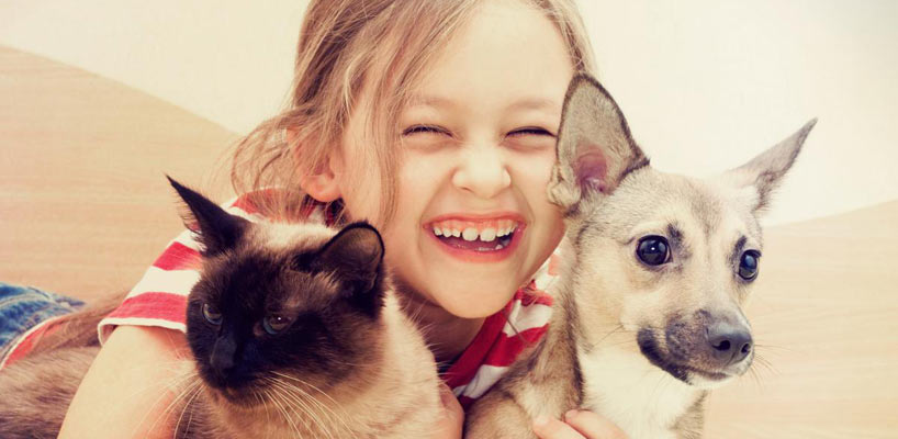pige med kat og hund