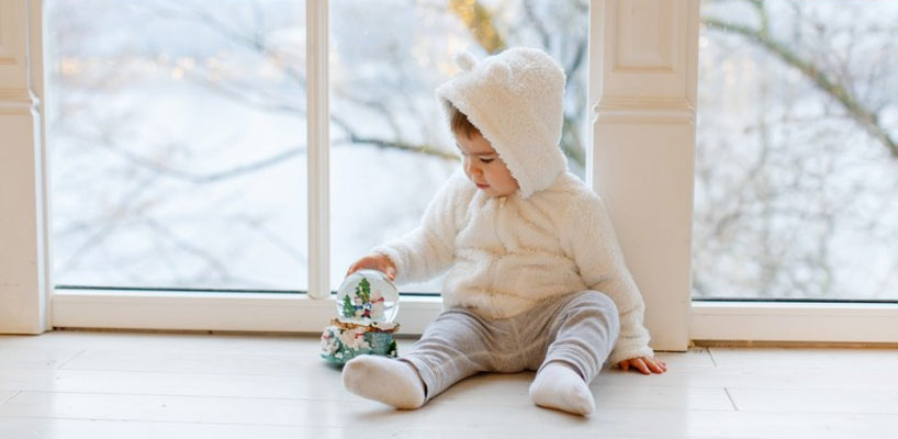 baby sidder og leger på gulv