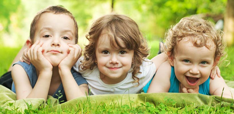 tre drenge på græsplæne