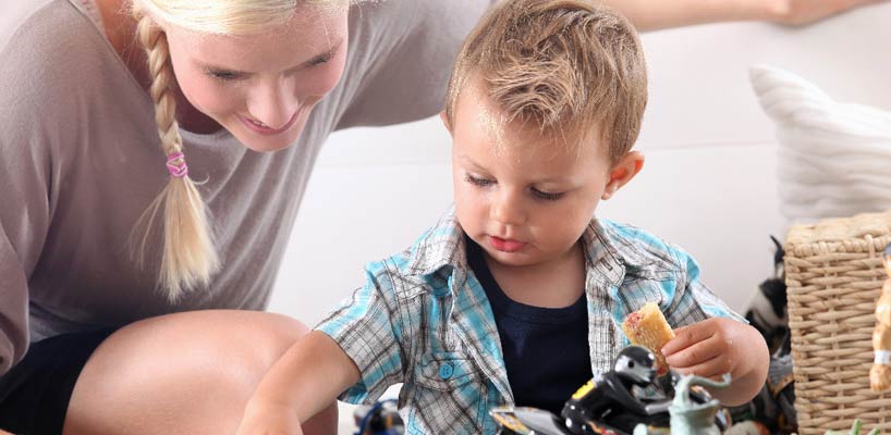 dreng leger med børnepasser