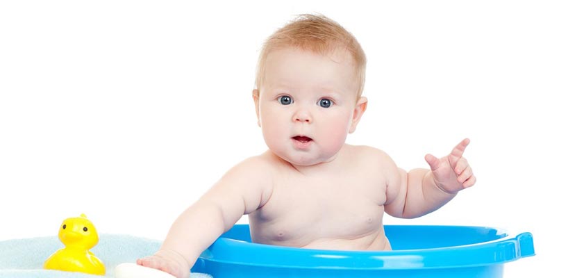 Baby sidder i blåt badekar