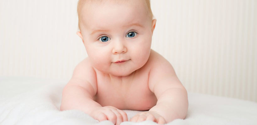 baby ligger på maven