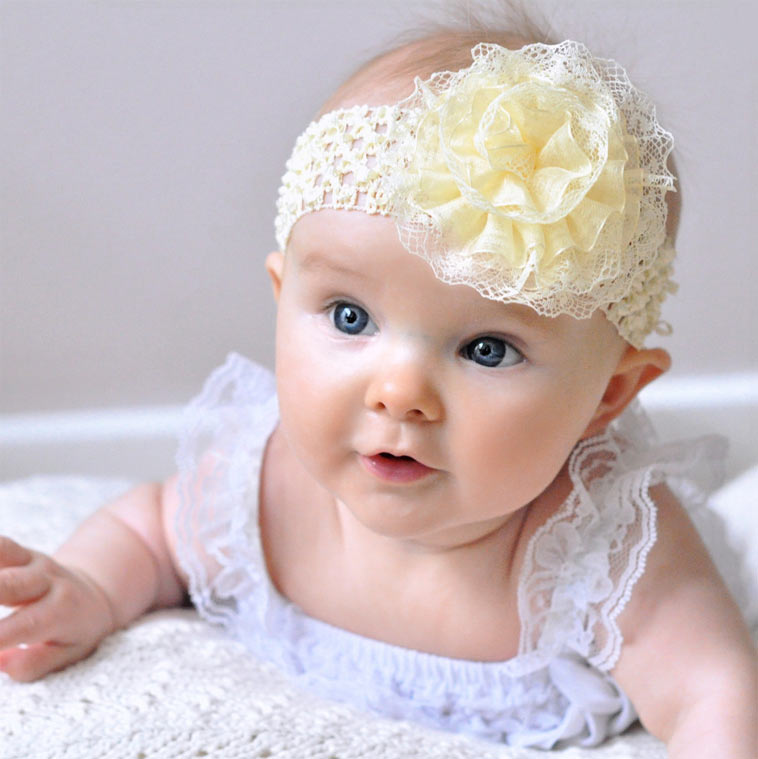 baby pyntet med bredt hårbånd