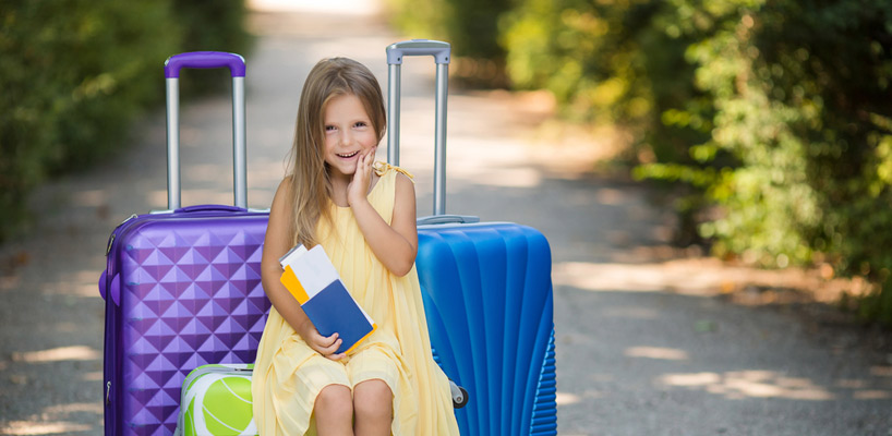 pige med pakkede kufferter