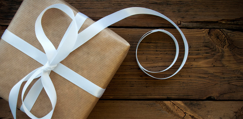 pakke med hvidt bånd