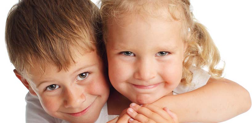 2 søde børn holder om hinanden