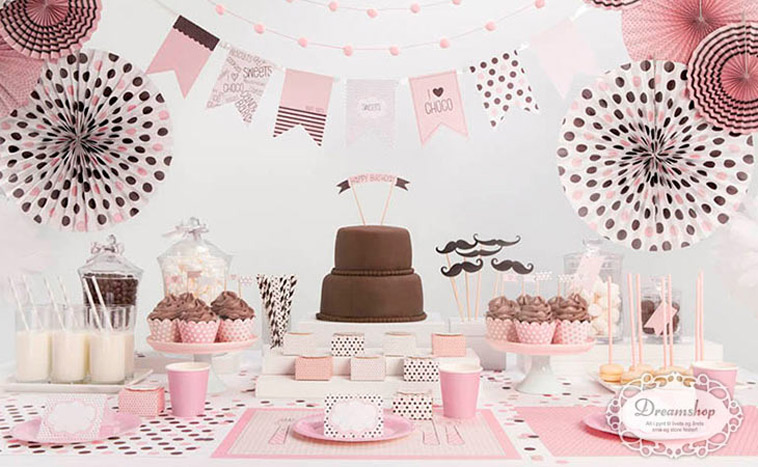 kagebord med fint pynt