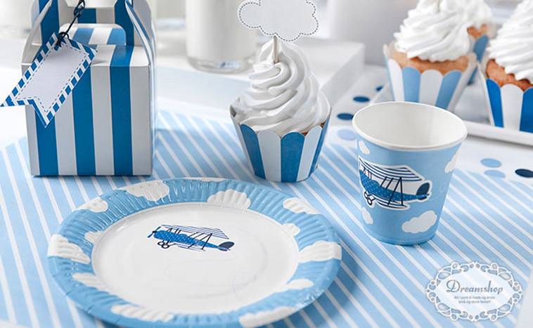 krus, tallerkner og andet drenget pynt til fødselsdag