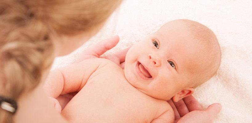 baby kigger på mor