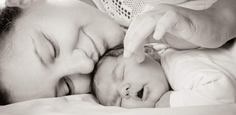 mor og nyfødt baby