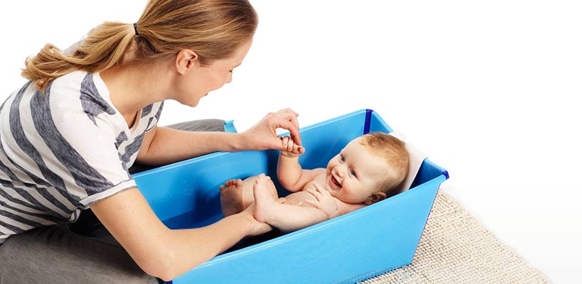 mor bader baby i blåt flexibath