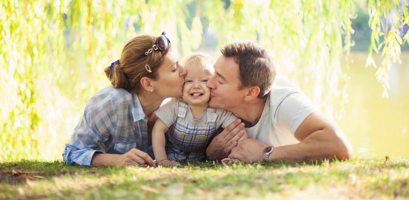 familie der ligger på græsset