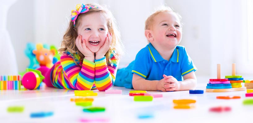 glade børn med legetøj