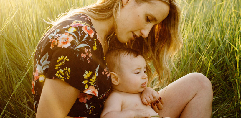 mor med langt hår og baby