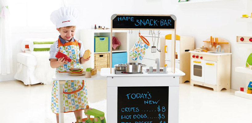 dreng leger med trækøkken