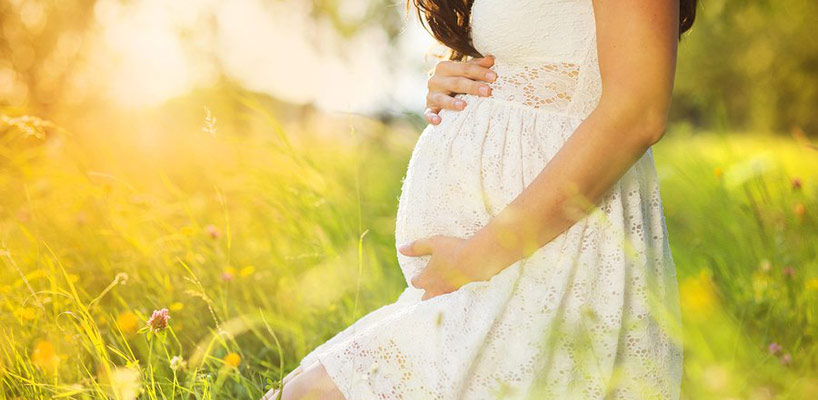 gravid kvinde på eng