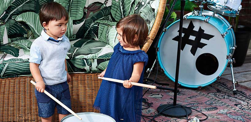pige og dreng med trommesæt