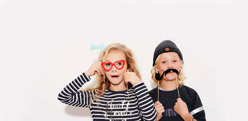 pige og dreng med briller og overskæg