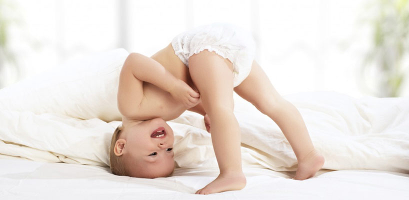 baby leger og står på hovedet
