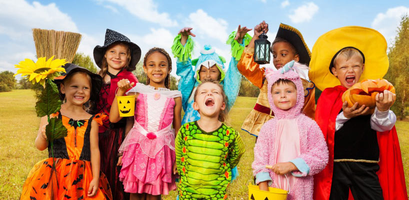børn i udklædningskostumer