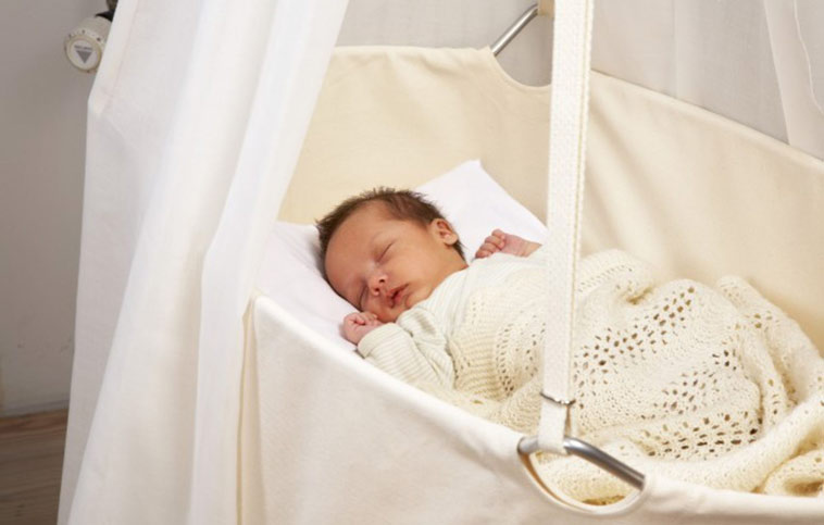 baby sover i leander vugge