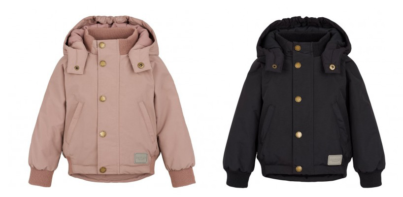 sort og lyserød vinterjakker