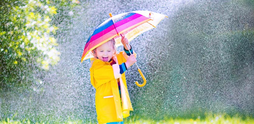 pige i regnvejr med paraply