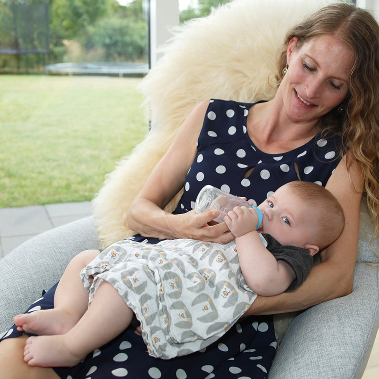 mor-giver-baby-sutteflaske