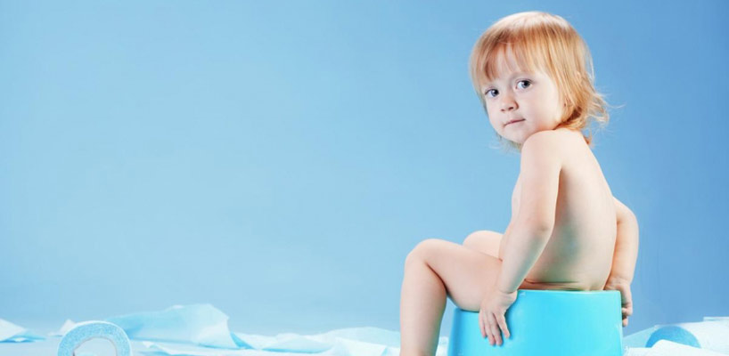 barn sidder på potten