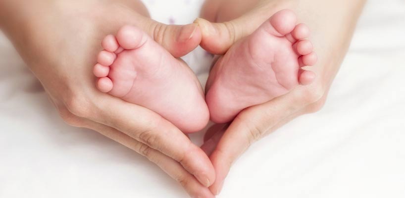 babyfødder og mors hænder