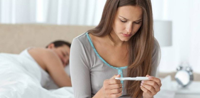 kvinde med graviditetstest