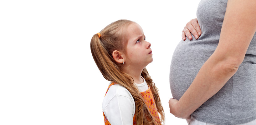 jalous pige ser på mors gravide mave