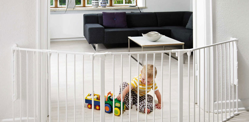 baby afskærmet med sikkerdsgitter