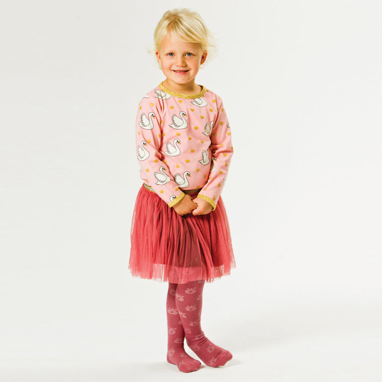 pige i småfolk tøj