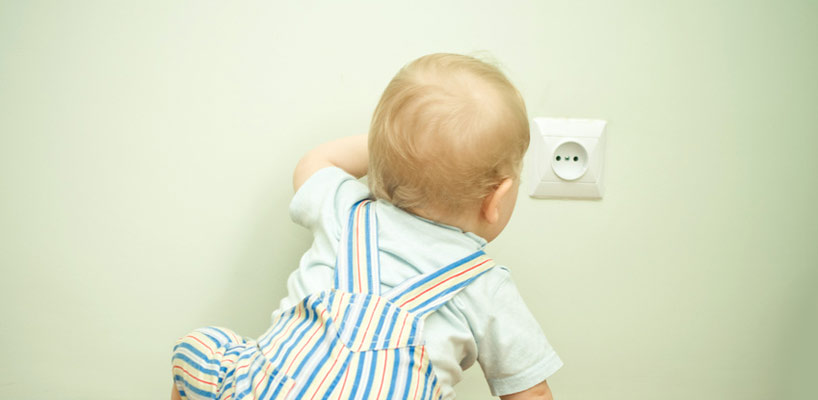 baby piller ved stikkontakt