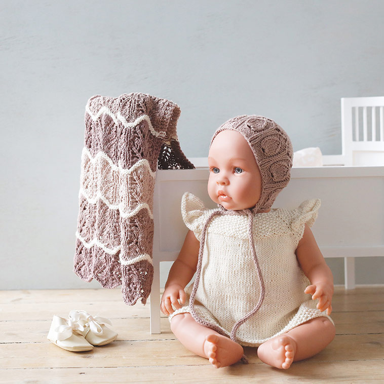 dukke i strikket body og kyse