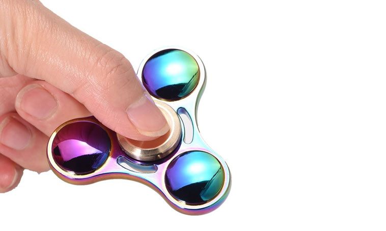 fidget spinner mellem to fingre