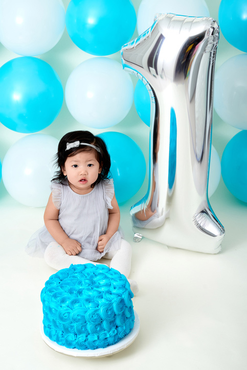 lille pige med 1 tal ballon