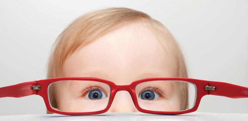 baby med store røde briller